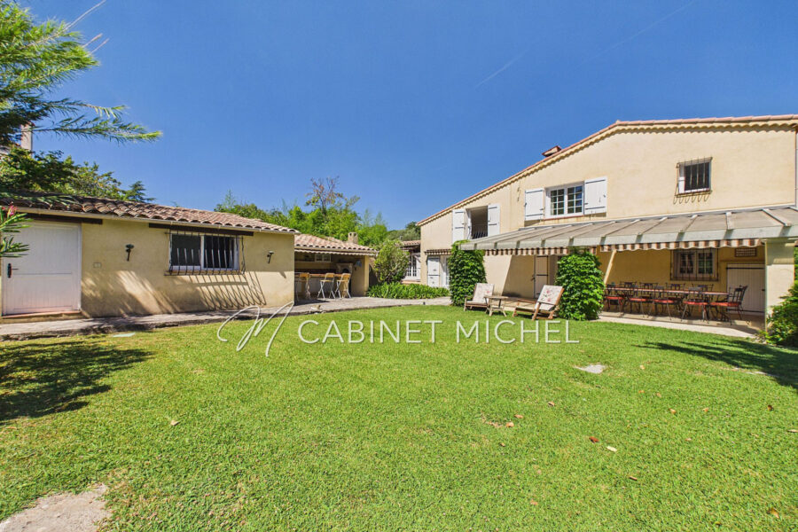 Maison à vendre à Roquefort-les-Pins — Vue parc & jardin — photo 4