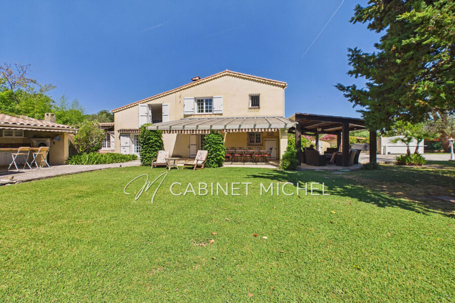 Maison à vendre à Roquefort-les-Pins — Vue parc & jardin — photo 2