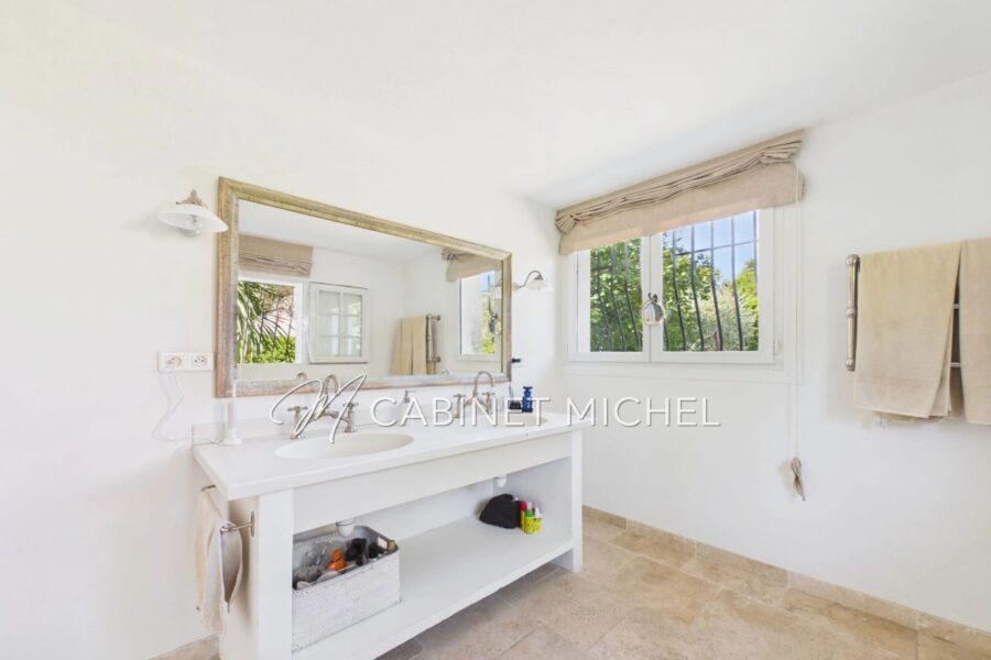 Maison à vendre à Roquefort-les-Pins — Vue parc & jardin — photo 15