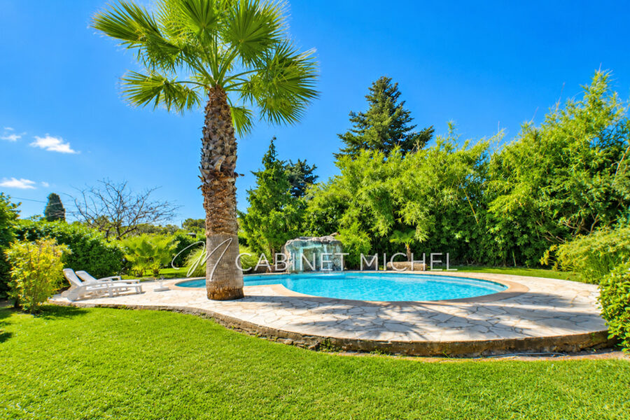 Maison à vendre à Roquefort-les-Pins — Vue parc & jardin — photo 1