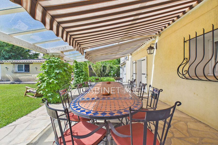 Maison à vendre à Roquefort-les-Pins — Vue parc & jardin — photo 3