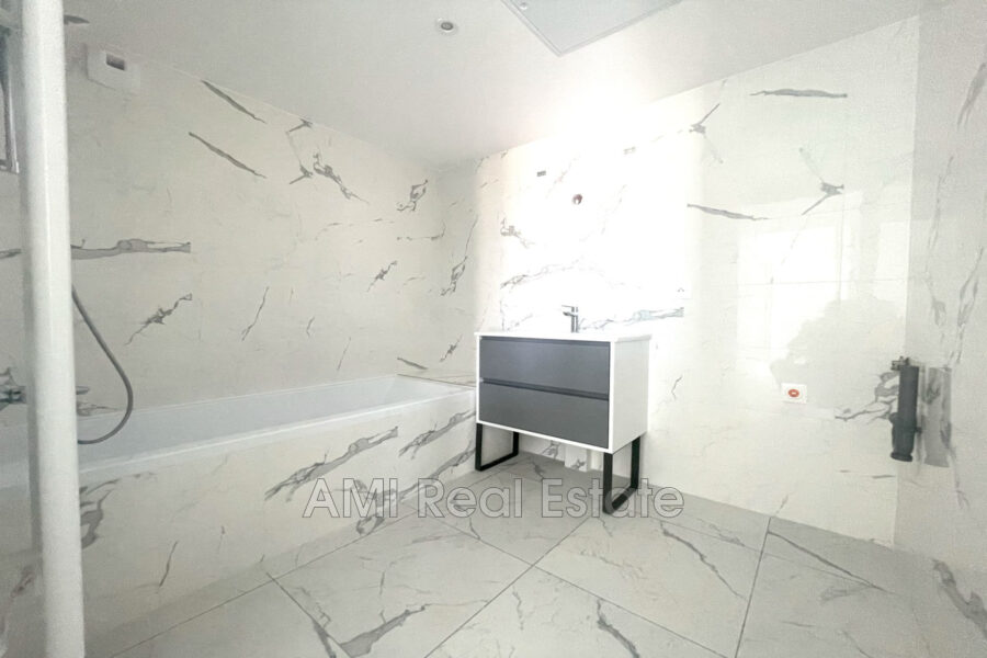 Appartement à vendre à Saint-Laurent-du-Var — Vue mer — photo 8