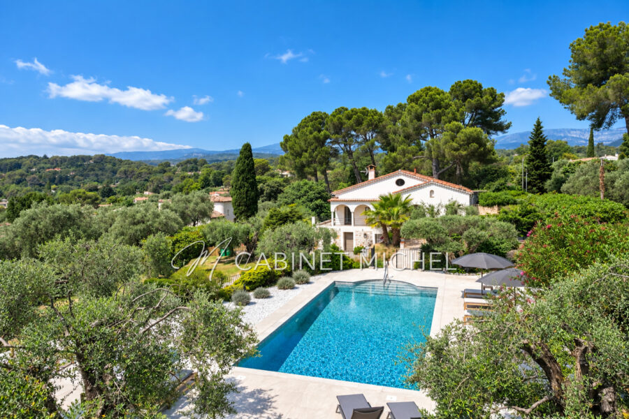 Maison à vendre à Roquefort-les-Pins — Vue parc & jardin — photo 2