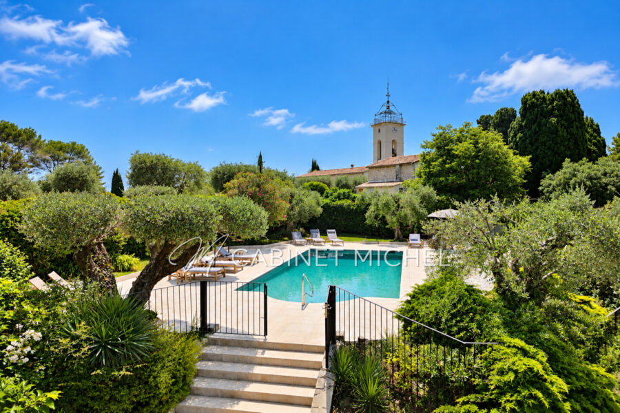 Maison à vendre à Roquefort-les-Pins — Vue parc & jardin — photo 1