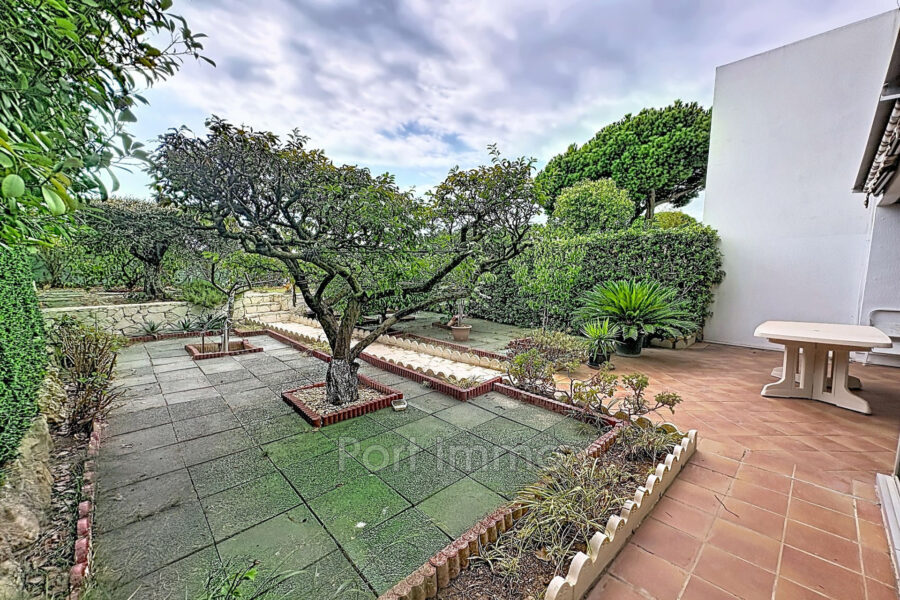 Maison à vendre à Saint-Laurent-du-Var — Vue parc & jardin — photo 1