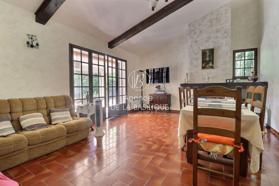 Maison à vendre à Saint-Maximin-la-Sainte-Baume — Vue parc & jardin — photo 5
