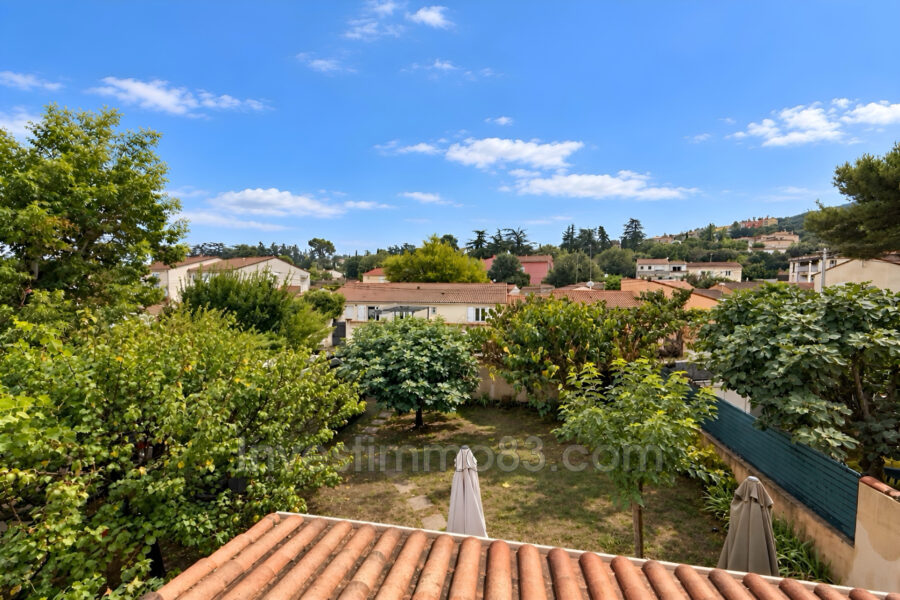 Maison à vendre à Saint-Maximin-la-Sainte-Baume — Vue parc & jardin — photo 1
