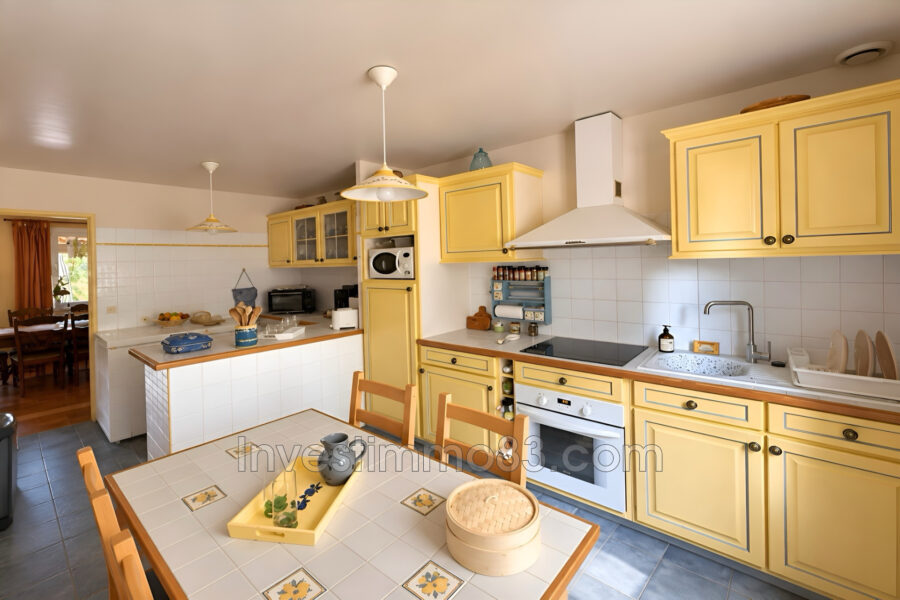 Maison à vendre à Saint-Maximin-la-Sainte-Baume — Vue parc & jardin — photo 8