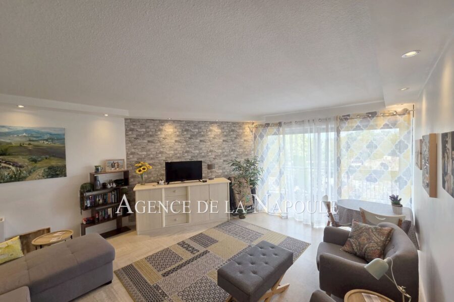 Appartement à vendre à Mandelieu-la-Napoule — Vue parc & jardin — photo 2