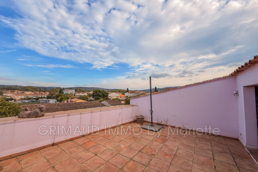 Maison à vendre à Cogolin — Vue sur la ville — photo 1
