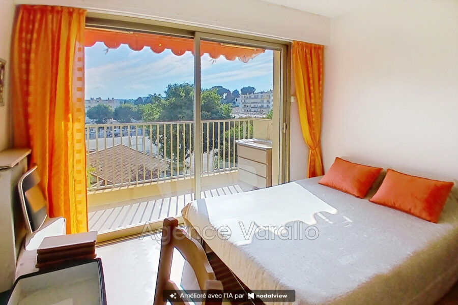 Appartement à vendre à Antibes — Vue sur la ville — photo 1