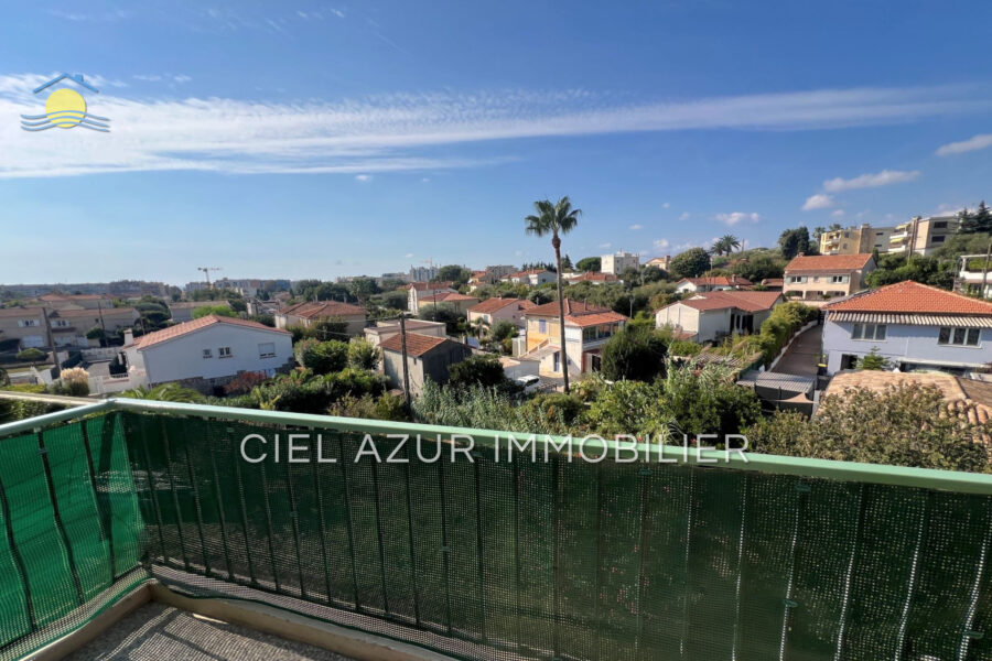 Appartement à louer à Juan-les-Pins — Vue sur la ville — photo 1