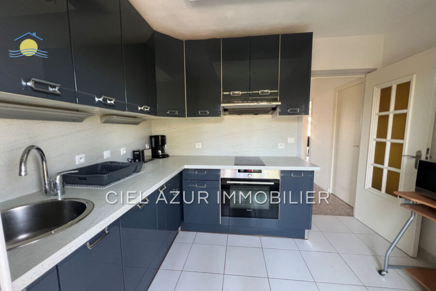 Appartement à louer à Juan-les-Pins — Vue sur la ville — photo 4