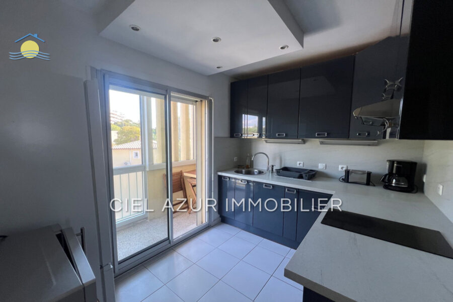 Appartement à louer à Juan-les-Pins — Vue sur la ville — photo 5