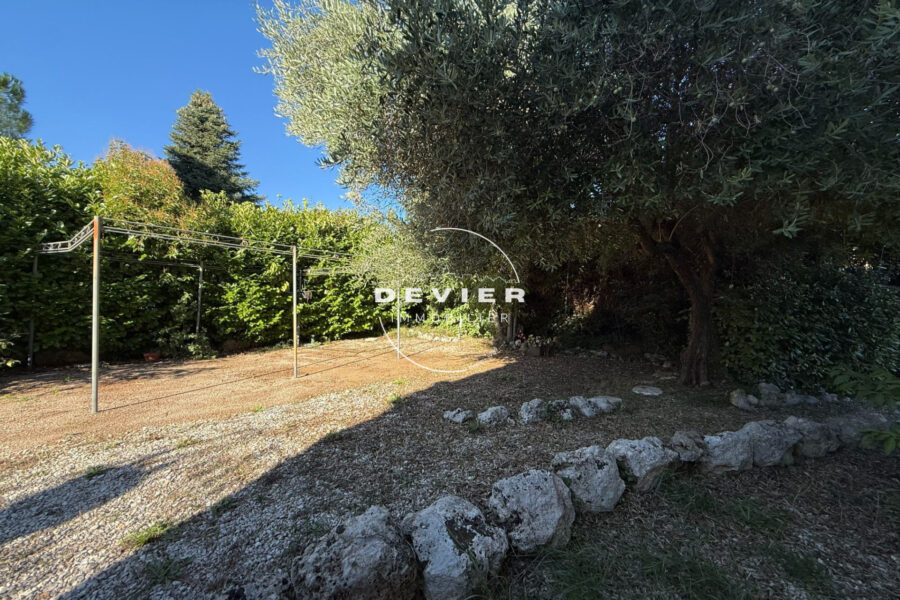 Appartement à louer à Saint-Geniès-des-Mourgues — Vue parc & jardin — photo 1