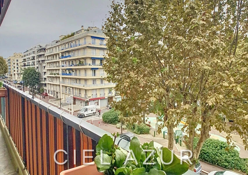 Appartement à vendre à Juan-les-Pins — Vue sur la ville — photo 1
