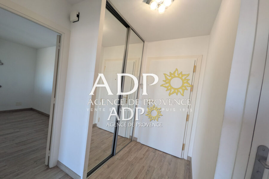 Appartement à louer à Mandelieu-la-Napoule — Vue sur la ville — photo 2