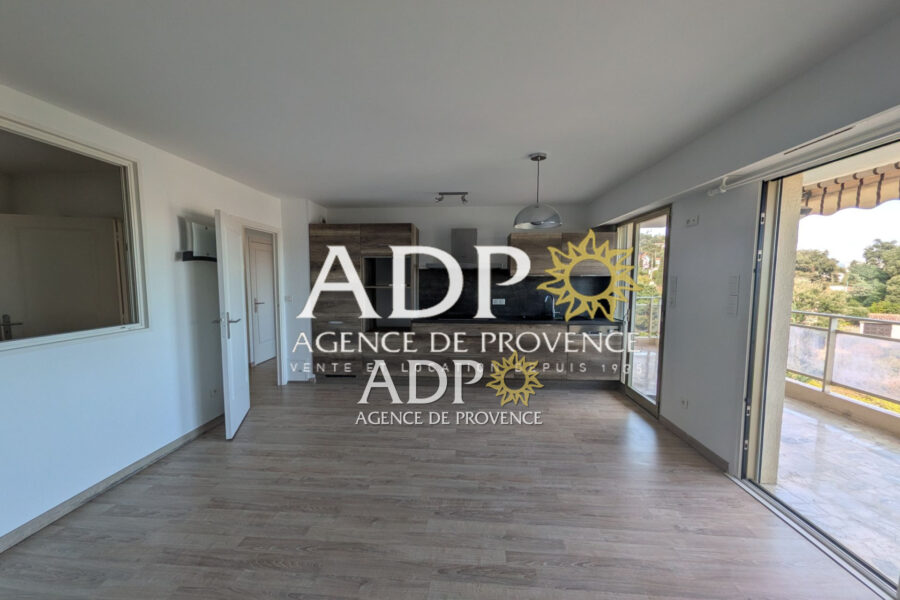 Appartement à louer à Mandelieu-la-Napoule — Vue sur la ville — photo 5