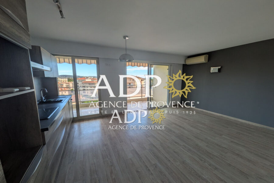 Appartement à louer à Mandelieu-la-Napoule — Vue sur la ville — photo 4
