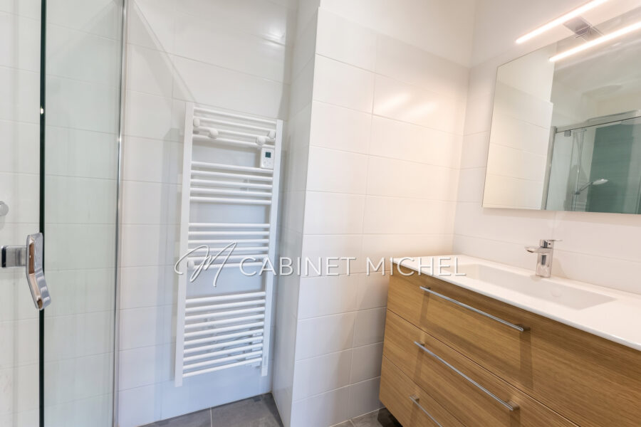 Maison à vendre à Roquefort-les-Pins — Vue montagne — photo 12