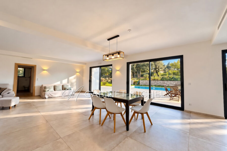 Maison à vendre à Roquefort-les-Pins — Vue montagne — photo 1