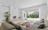 Maison à vendre à Roquefort-les-Pins — Vue parc & jardin — photo 1
