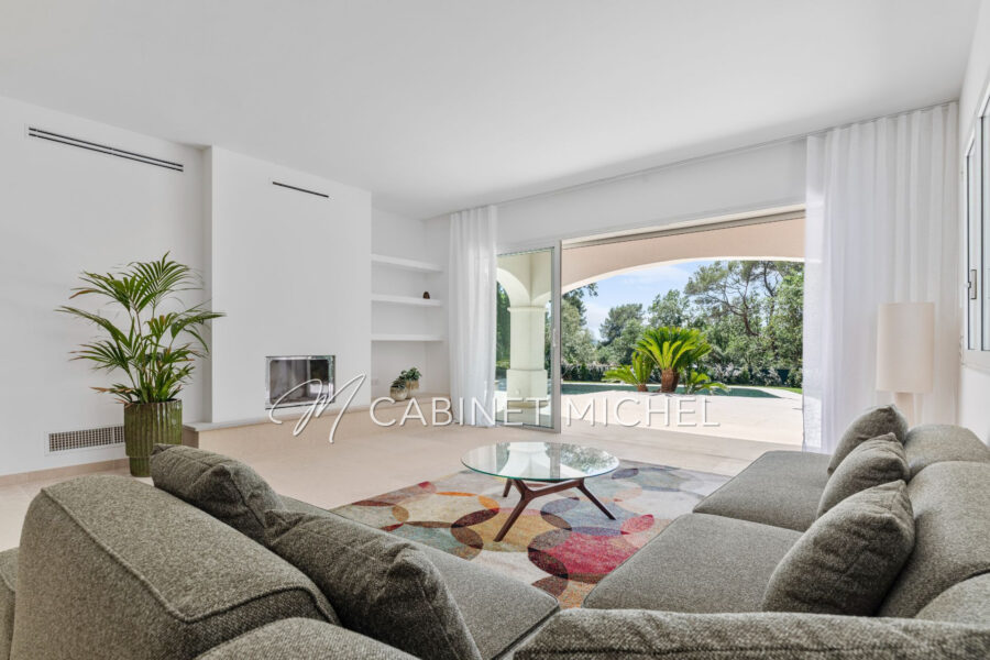 Maison à vendre à Roquefort-les-Pins — Vue parc & jardin — photo 1