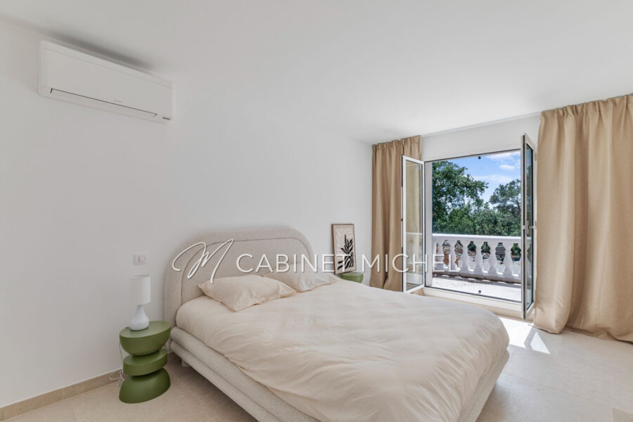 Maison à vendre à Roquefort-les-Pins — Vue parc & jardin — photo 8