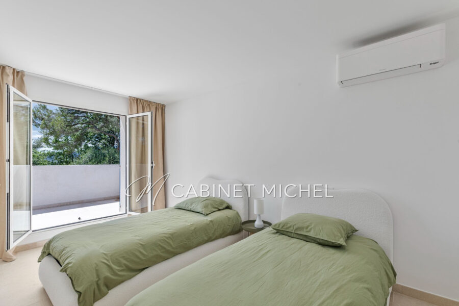 Maison à vendre à Roquefort-les-Pins — Vue parc & jardin — photo 9