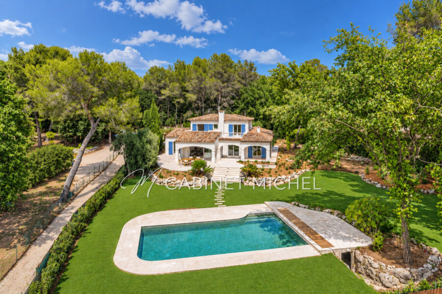 Maison à vendre à Roquefort-les-Pins — Vue parc & jardin — photo 2