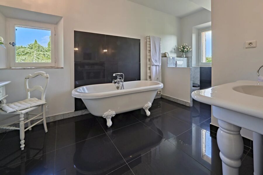 Maison à vendre à La Londe-les-Maures — Vue parc & jardin — photo 15