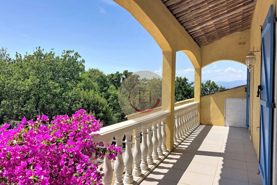 Maison à vendre à Les Adrets-de-l&rsquo;Estérel — Vue montagne — photo 1