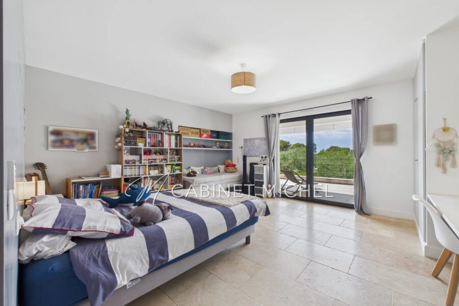 Maison à vendre à Roquefort-les-Pins — Vue parc & jardin — photo 11