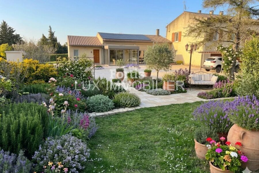 Maison à vendre à Saint-Rémy-de-Provence — Vue parc & jardin — photo 3