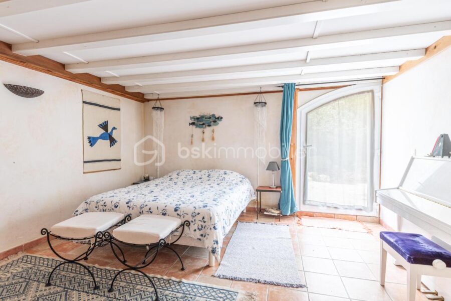 Maison à vendre à Saint-Raphaël — Vue parc & jardin — photo 8