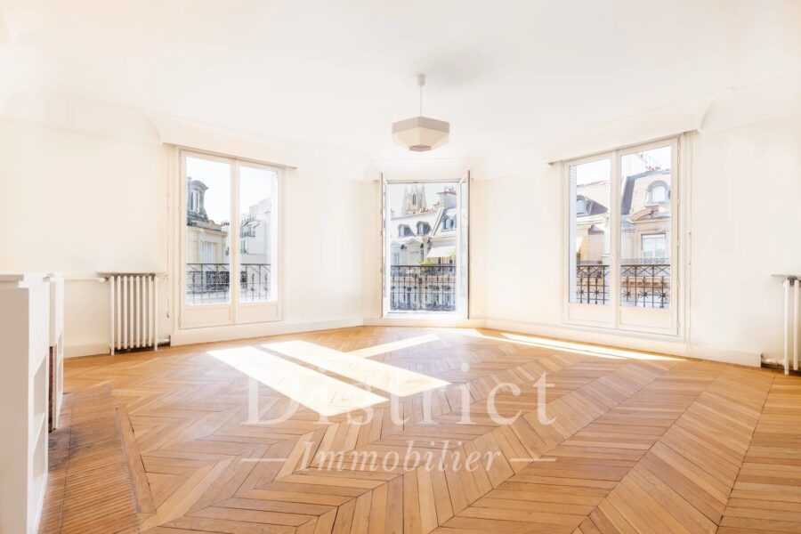 Appartement à louer à Paris 8e arrondissement — Vue sur la ville — photo 4