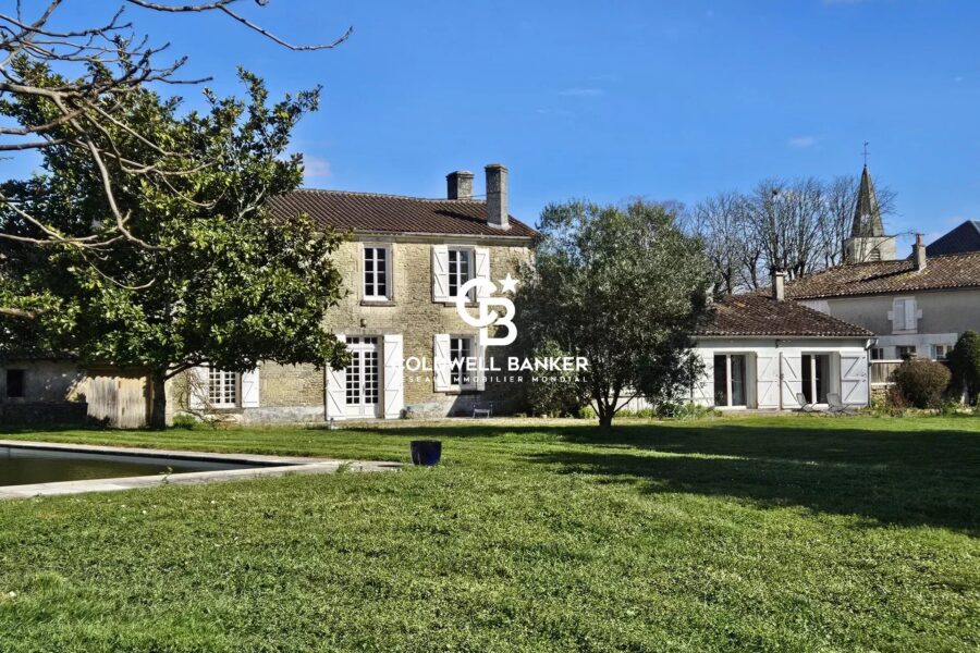 Maison à vendre à Cherves-Richemont — Vue sur la ville — photo 2
