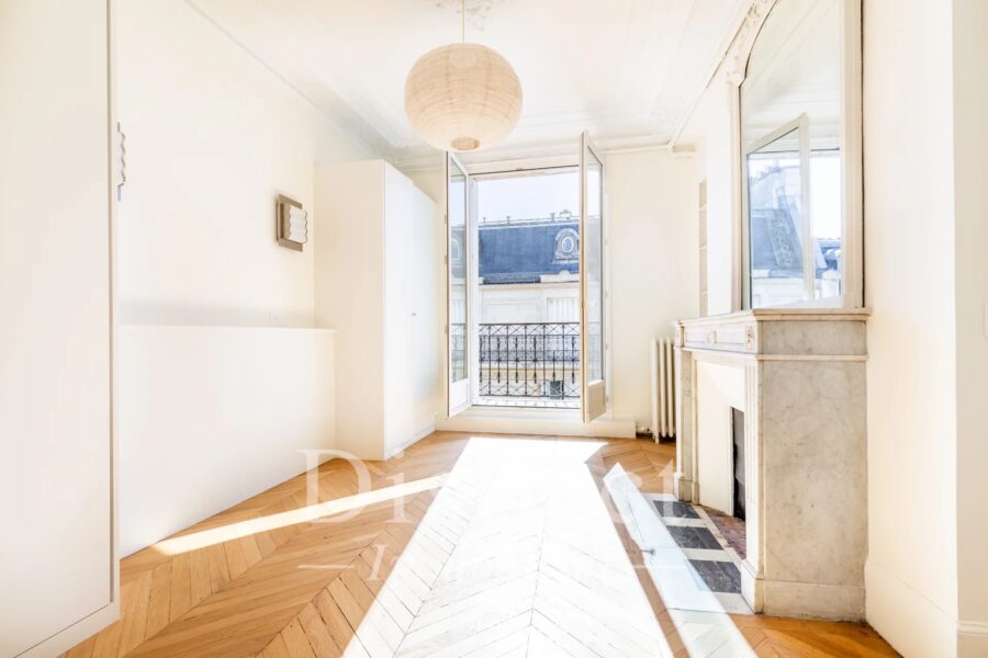 Appartement à louer à Paris 8e arrondissement — Vue sur la ville — photo 8