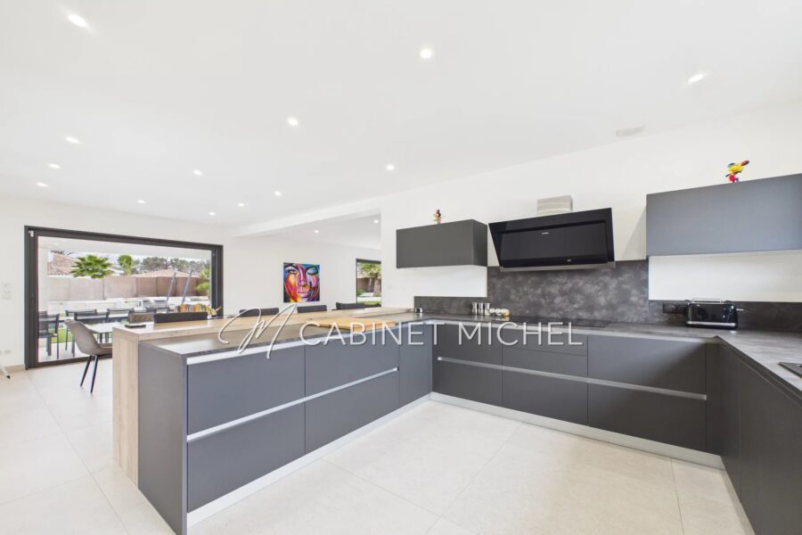 Maison à vendre à Roquefort-les-Pins — Vue montagne — photo 17