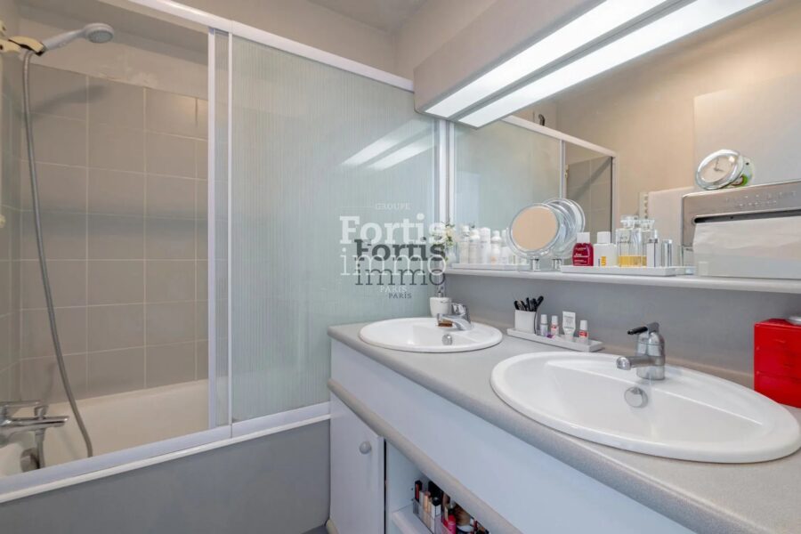 Appartement à vendre à Paris 20e arrondissement — Vue sur la ville — photo 19