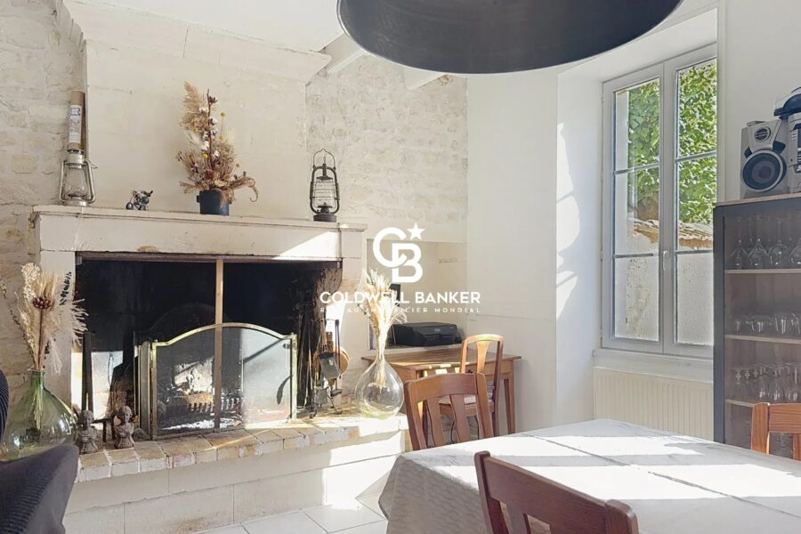 Maison à vendre à Saint-Martin-de-Juillers — Vue parc & jardin — photo 4