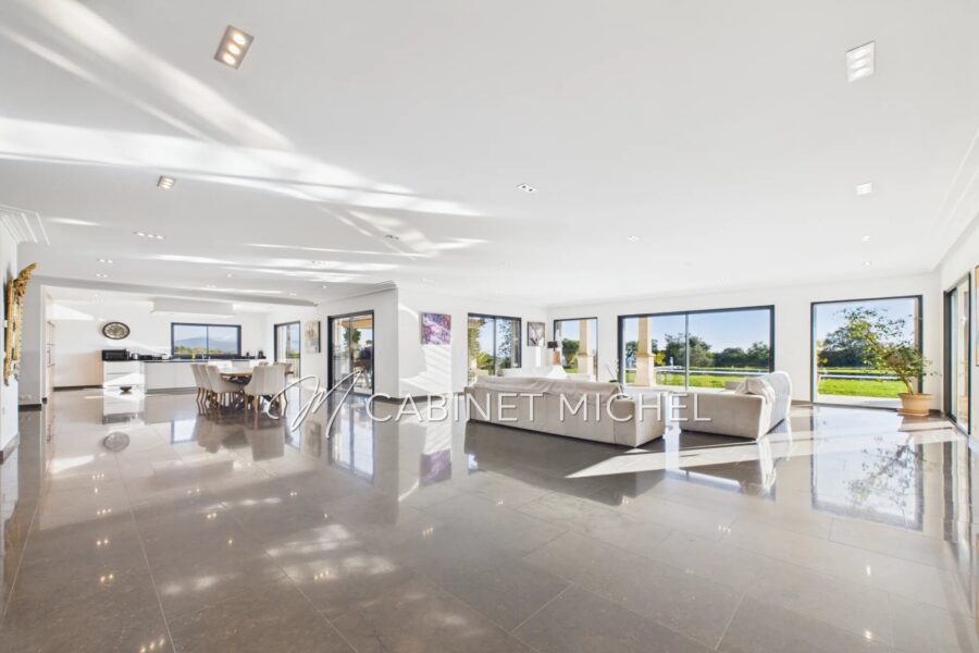 Maison à vendre à Roquefort-les-Pins — Vue mer — photo 1