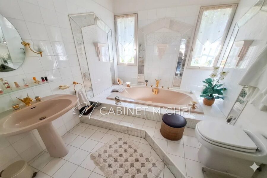 Maison à vendre à Roquefort-les-Pins — Vue parc & jardin — photo 10