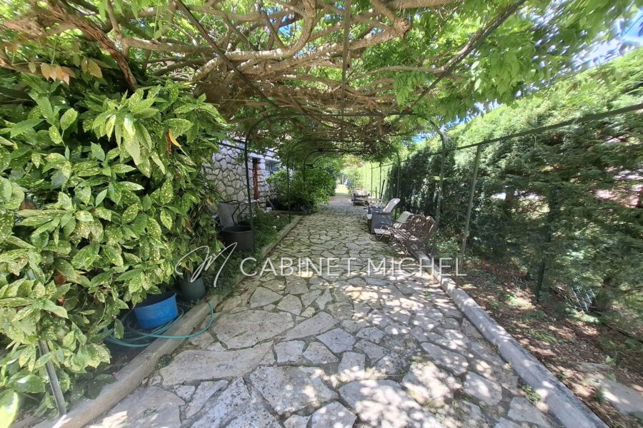 Maison à vendre à Roquefort-les-Pins — Vue parc & jardin — photo 19