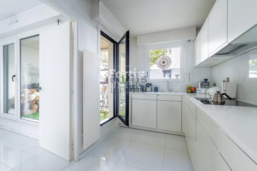 Appartement à vendre à Paris 20e arrondissement — Vue sur la ville — photo 9