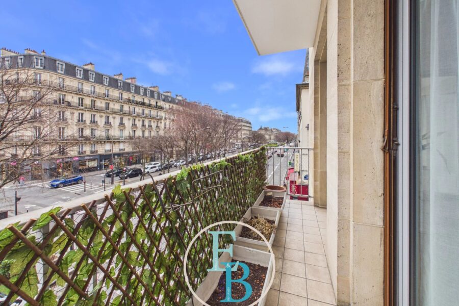 Appartement à vendre à Paris 17e arrondissement — Vue sur la ville — photo 2