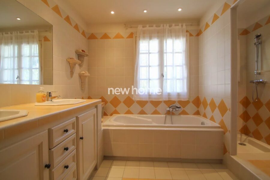 Maison à vendre à Saint-Raphaël — Vue golf — photo 26
