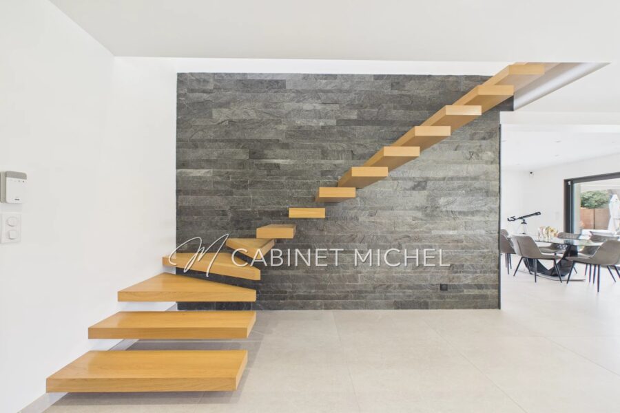 Maison à vendre à Roquefort-les-Pins — Vue montagne — photo 8