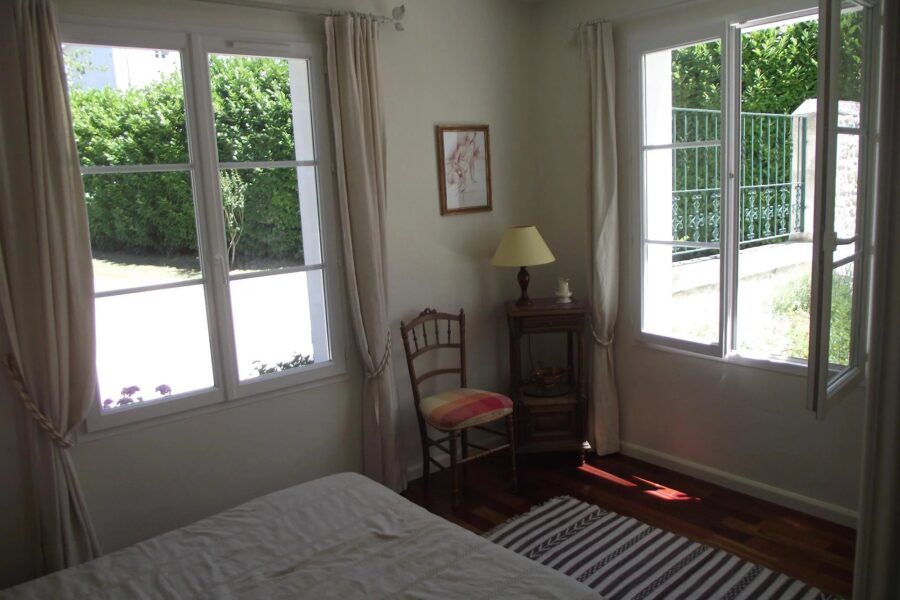 Maison à vendre à Saint-romain-de-benet — Vue parc & jardin — photo 9