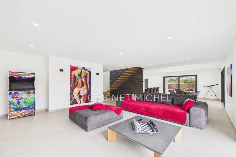 Maison à vendre à Roquefort-les-Pins — Vue montagne — photo 10